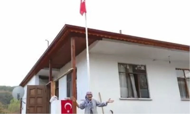 85 yaşındaki kadının bayrak sevgisi belediye görevlilerini duygulandırdı
