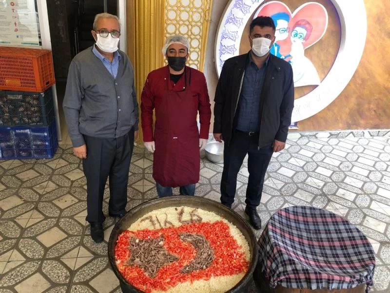 Ispartalı muhtardan Cumhuriyet pilavı
