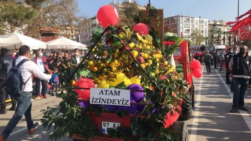 Motosikletini sebze ve meyvelerle süsledi, bayrama katıldı
