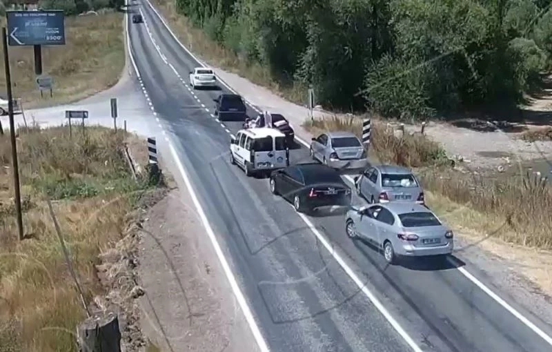 Düğün konvoyundaki kaza kameraya böyle yansıdı
