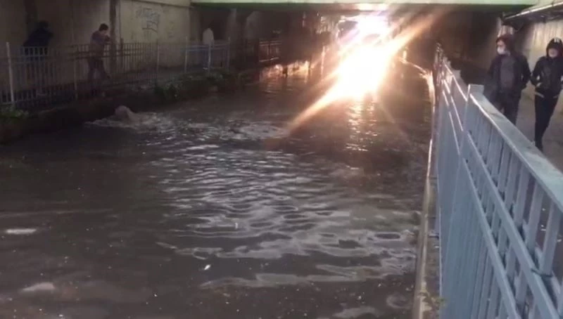 Bayrampaşa Alt Geçidini su bastı
