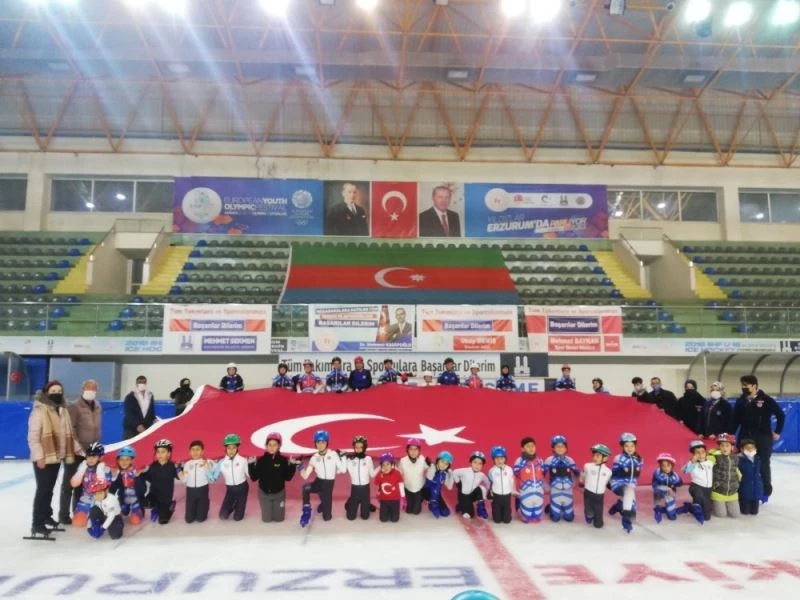 Minik short track sporcuları Cumhuriyet’in 97. yılını buz üzerinde dev Türk bayrağı açarak kutladı
