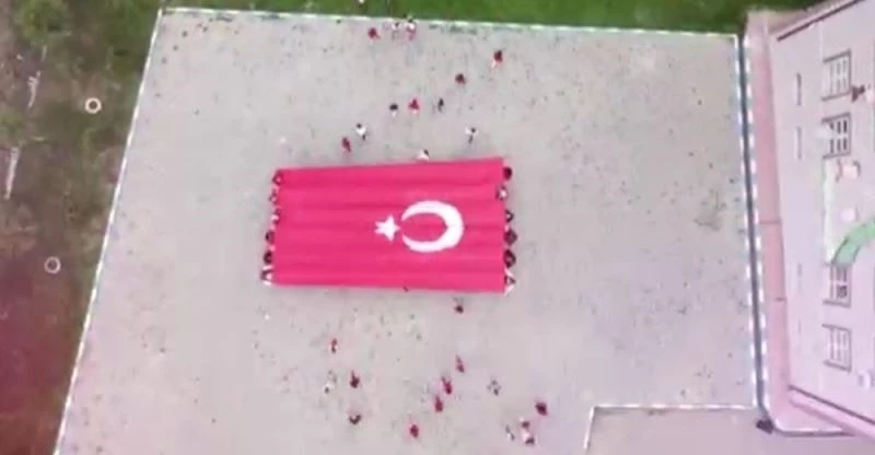 Minik öğrencilerden harika koreografi
