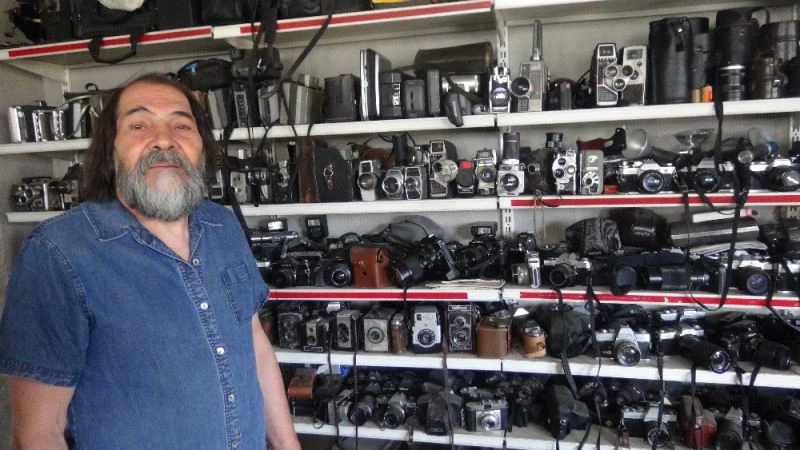 Tarihi fotoğraf makinelerine gözü gibi bakıyor
