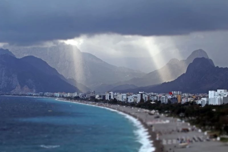 Dünyaca ünlü sahildeki manzarayı görenler cep telefonlarına sarıldı
