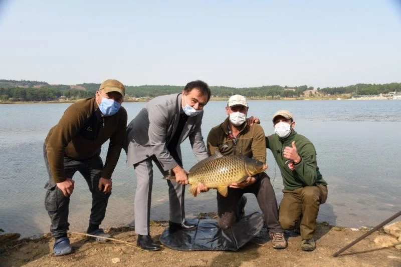 17 kiloluk dev sazan balığını Belediye Başkanı Şahin gölete bıraktı
