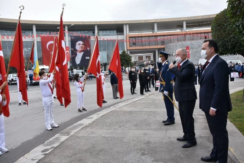 Akhisarlı kadınlar zeybek oynayarak Cumhuriyet’i kutladı
