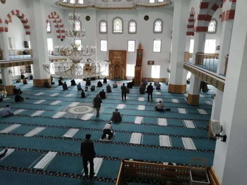 Erciş Gençlik Merkezi tarafından cuma namazı öncesi tek kullanımlık seccade dağıtıldı
