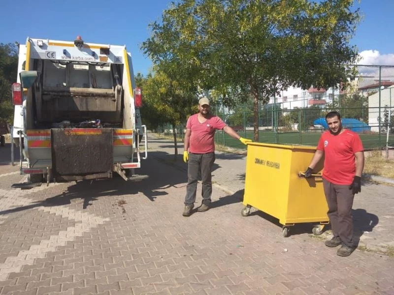 Çöp konteynerlerini yenileniyor
