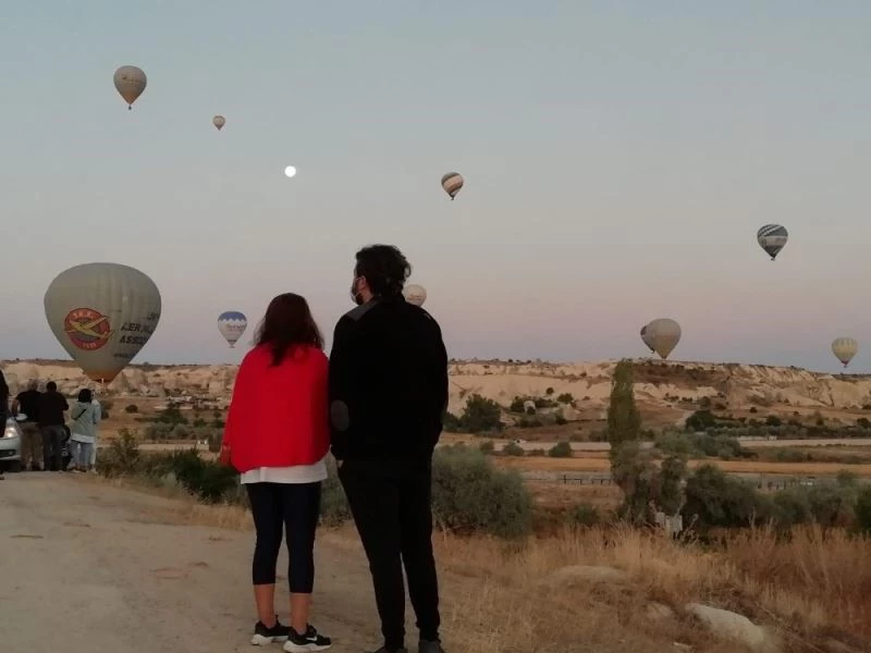 Kapadokya’da sıcak hava balonları gökyüzünde ay ile buluştu, kartpostallık fotoğraflar ortaya çıktı
