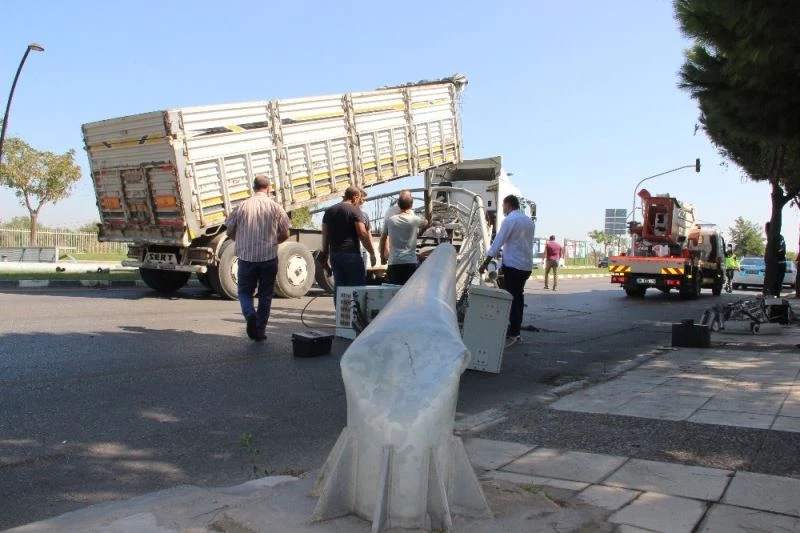 Damperi açılan kamyon PTS kameralarının olduğu takı devirdi

