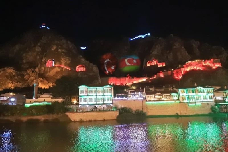 Harşena Dağı kırmızı, yeşil ve mavi renklere büründü
