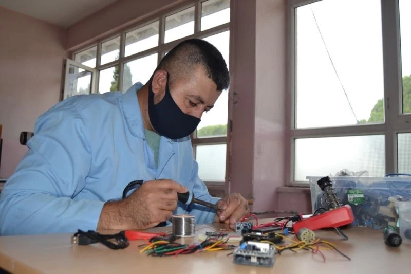 Temassız pandemi turnikesi ve ölç geç kabini ürettiler
