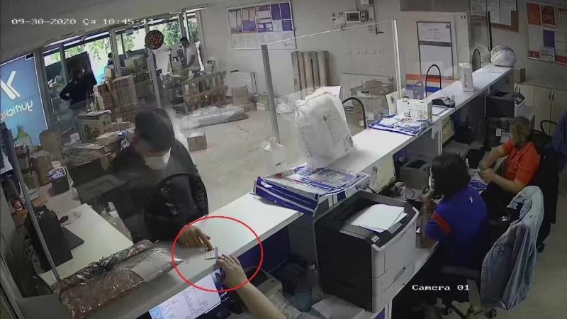 Sahte kimlikle kargo şirketinden başkalarına ait 25 bin TL’lik telefonları aldı
