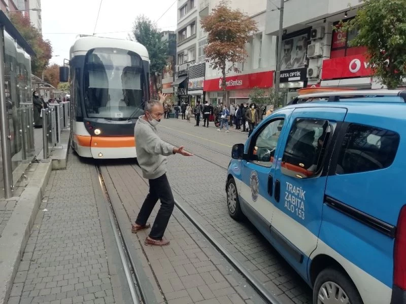 Eşyalarını sokağa fırlatan vatandaş bu sefer de tramvay yolunu kesti
