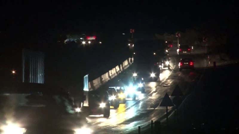 İzmir’e gitmekte ısrar eden sürücüler kente girişleri tıkadı
