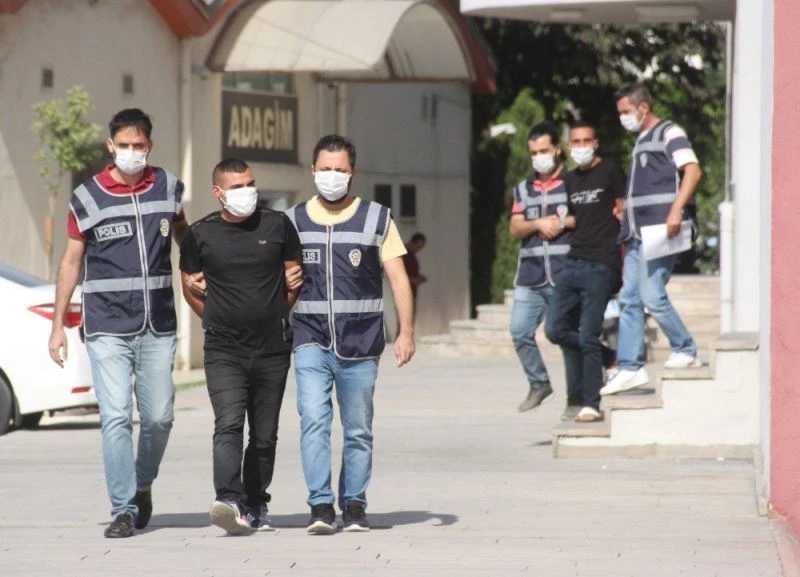 Doktorun otomobilinden laptop çalan iki zanlı tutuklandı
