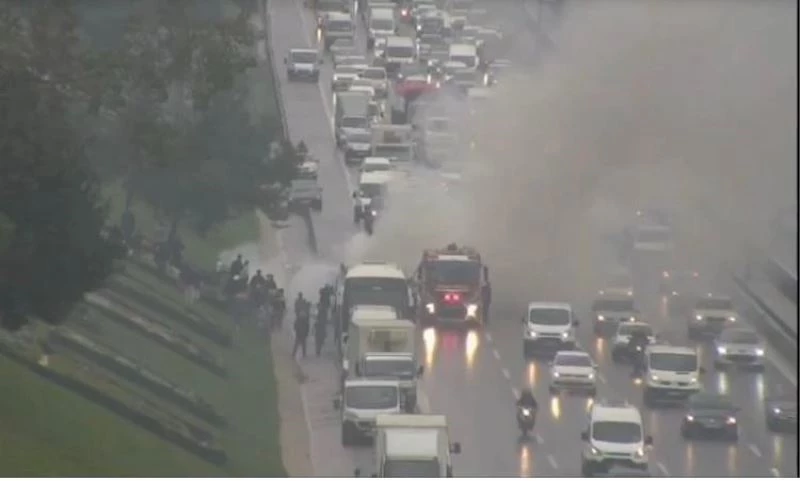 İstanbul TEM Otoyolu Kavacık mevkiinde otobüste yangın çıktı. Olay yerine İtfaiye ekipleri sevk edildi.
