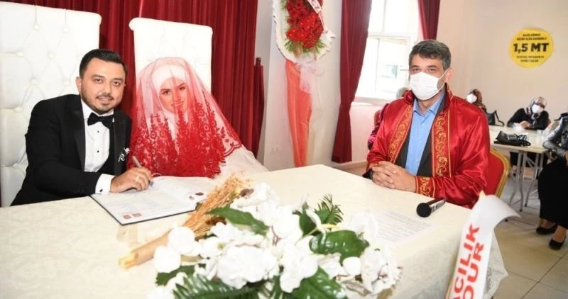 Başkan Mustafa Kocaman genç çiftleri yalnız bırakmıyor
