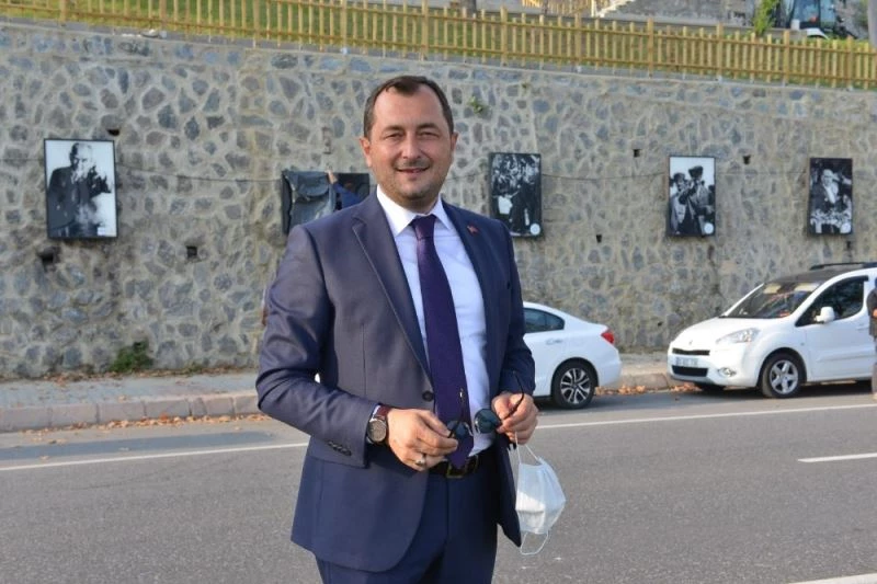 Atatürk resimleri bakımları ve temizlikleri yapılarak yeniden yerlerine asıldı
