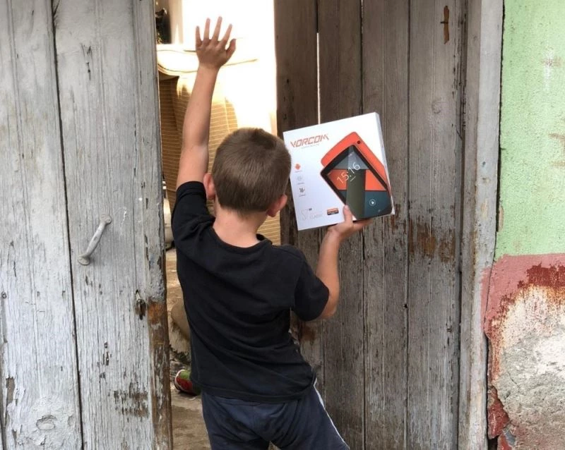 ‘Gelecek seninle aydınlansın’ Projesinde 367 tablet dağıtıldı
