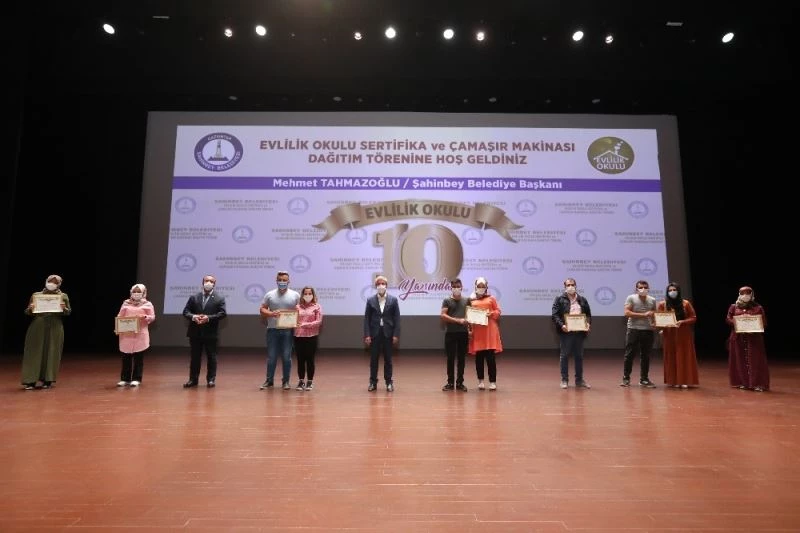 Evlilik okulundan 134 çifte daha mezun oldu
