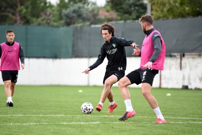 Yeşil siyahlı takım 3 günlük aranın ardından antrenmanlara başladı
