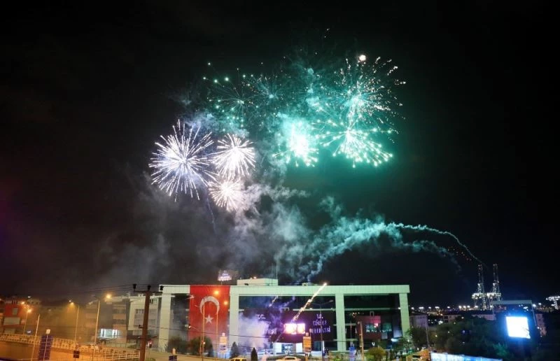Körfez’de gece havai fişek gösterisiyle aydınlandı

