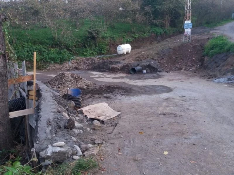 Yıllardır yaşanan yol sorununu mahalle halkı el birliğiyle çözmeye çalışıyor
