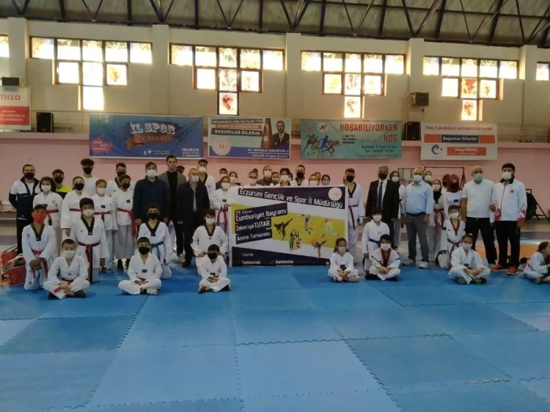 Taekwondocular Tutar için tatamiye çıktı
