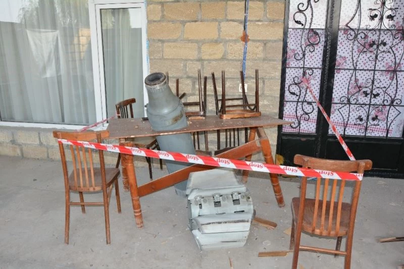 Ermenistan’ın Terter’e attığı roketler masaya ve bahçeye saplanarak patlamadı
