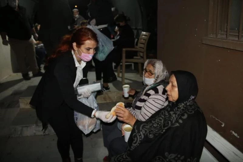 Evlerine giremeyen vatandaşların yardımına Büyükşehir koştu
