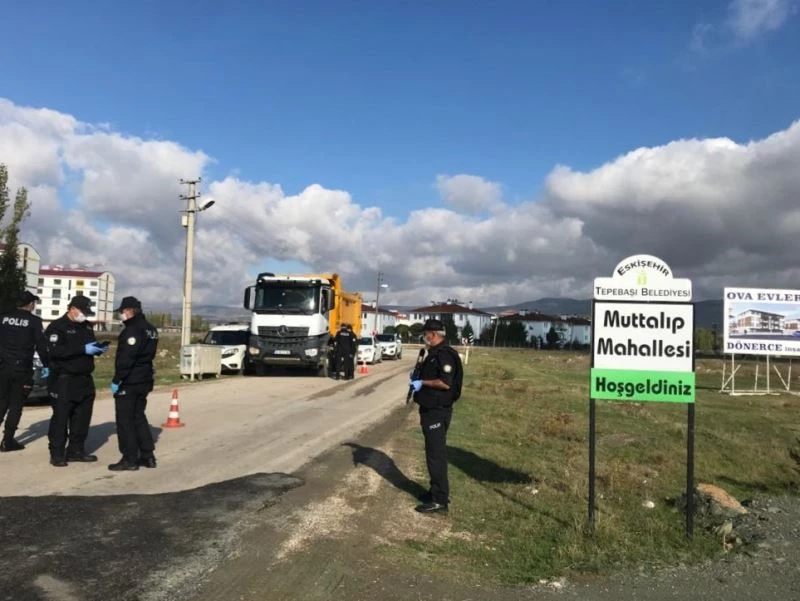 Eskişehir’de bir mahallenin giriş ve çıkışları kontrol altına alındı
