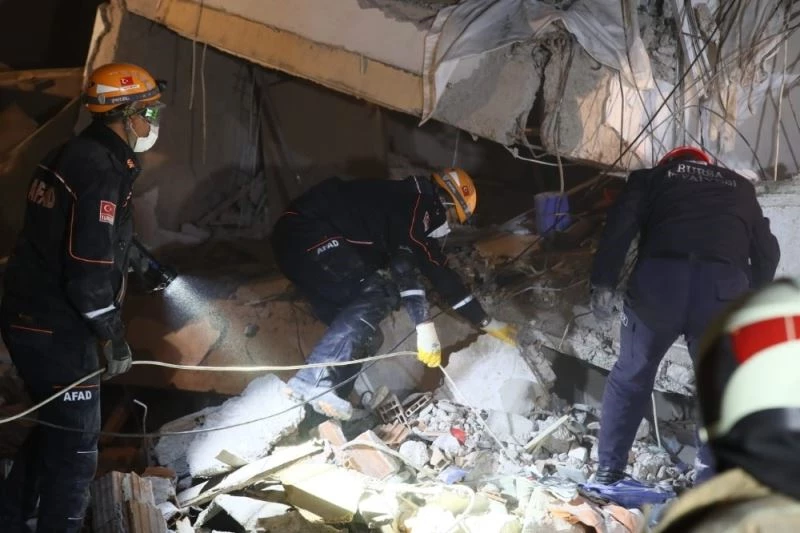 İzmir’de enkaza dönen binalar havadan görüntülendi
