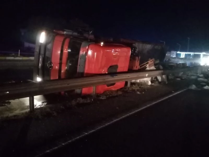 Islak zeminde kayan tır böyle devrildi
