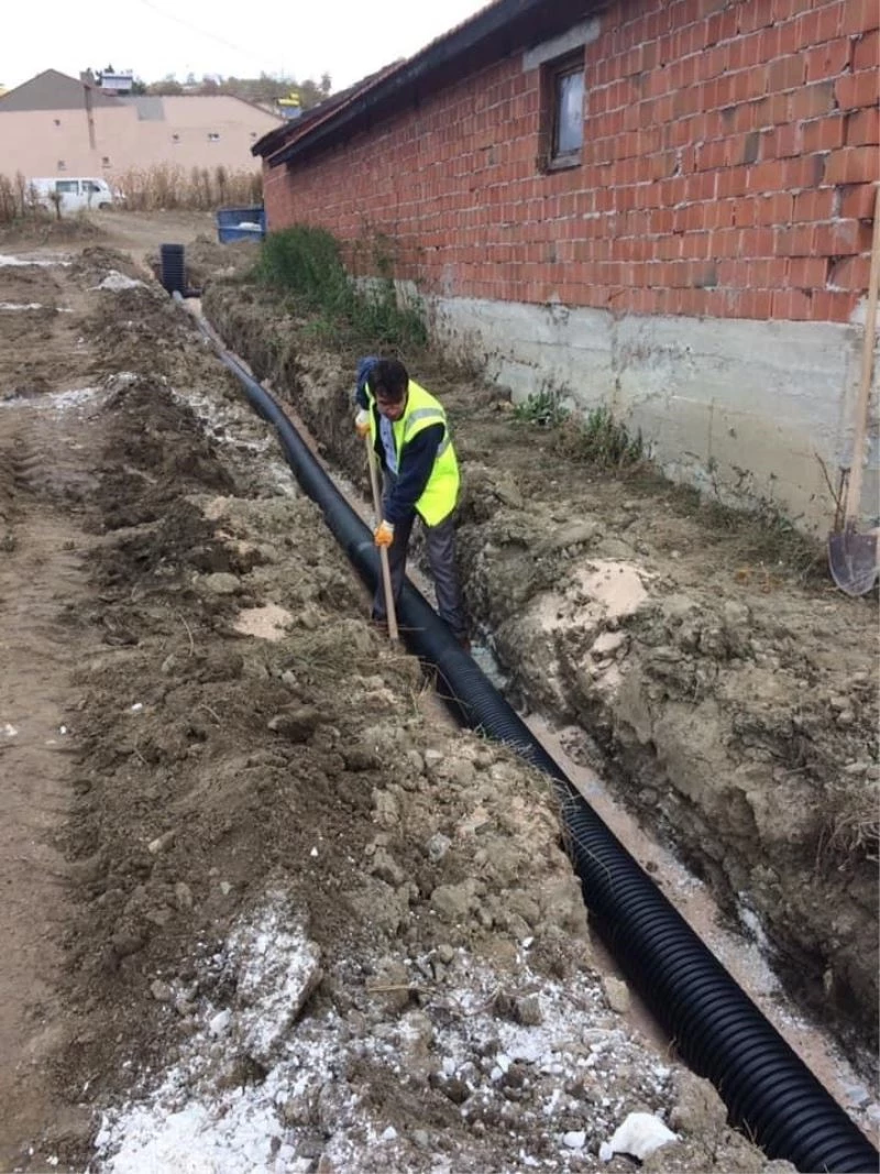 Elinde kürekle çalışan başkan takdir topladı
