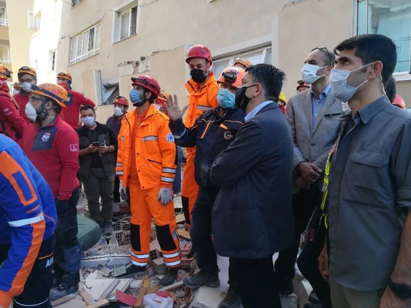 Bakan Pakdemirli depremin vurduğu Barış Sitesini ziyaret etti
