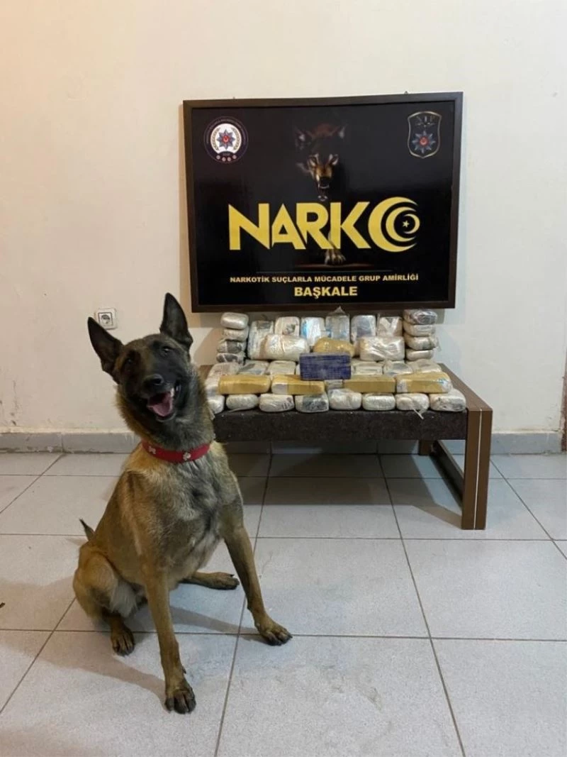 Başkale’de su kolilerinin altına gizlenmiş 27 kilo 794 gram eroin ele geçirildi
