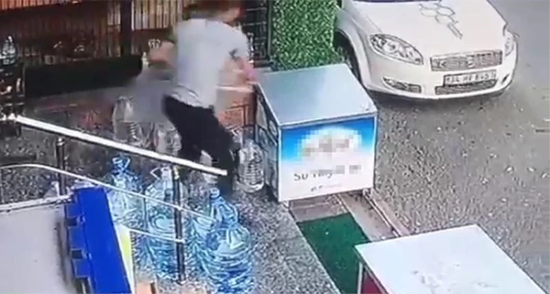 (Özel) Poğaça hırsızı kameraya böyle yakalandı
