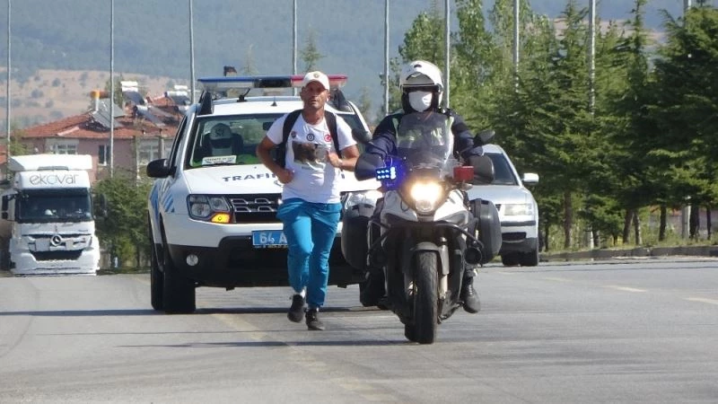 Akın Yeniceli, sokak hayvanları için 34 km koştu
