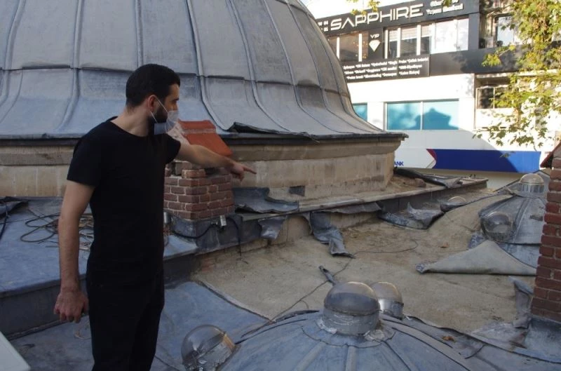 Tarihi Küçük Hamam’ın çatısındaki kurşunları çaldılar

