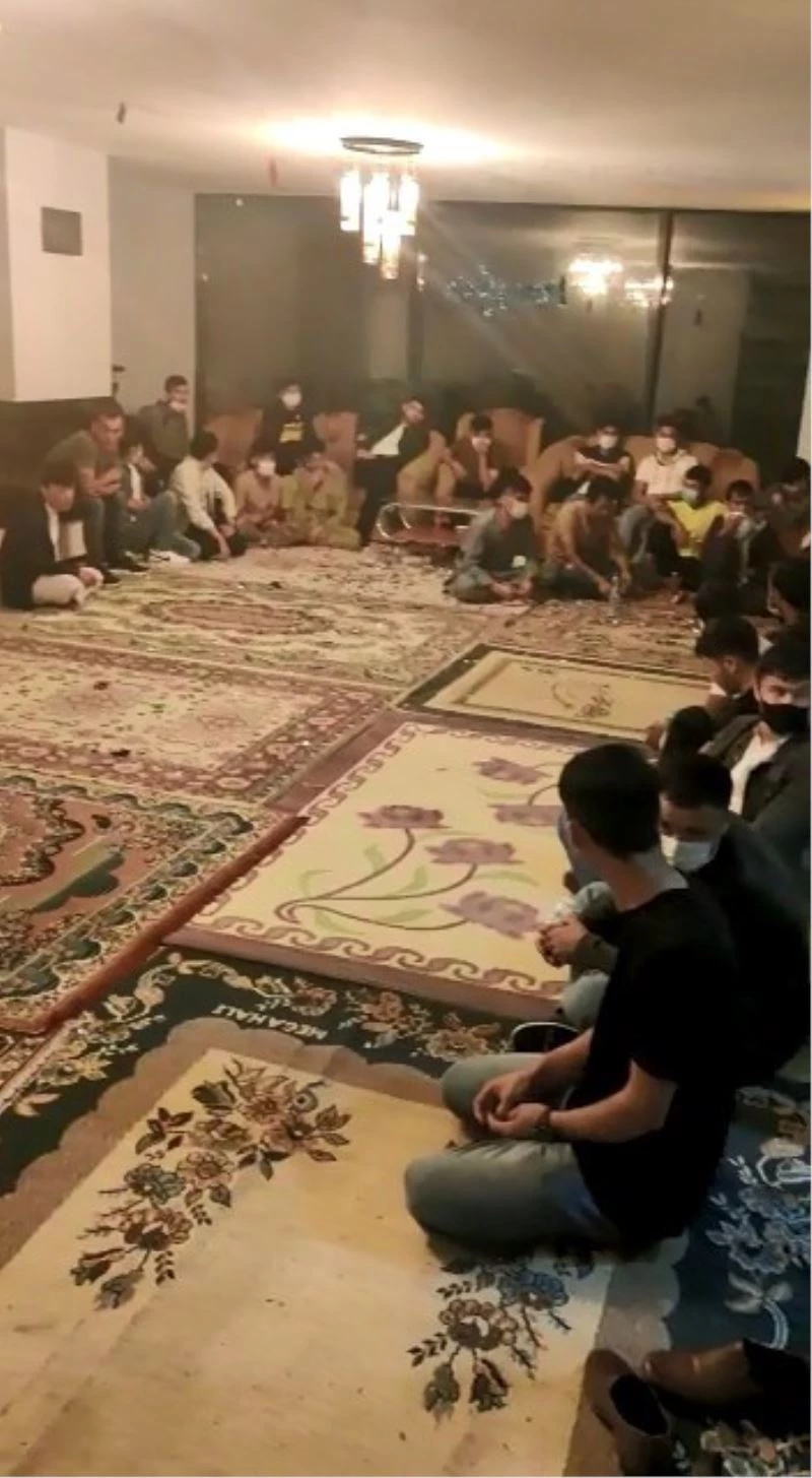 Polisin operasyon düzenlediği evin salonundan 42 düzensiz göçmen çıktı
