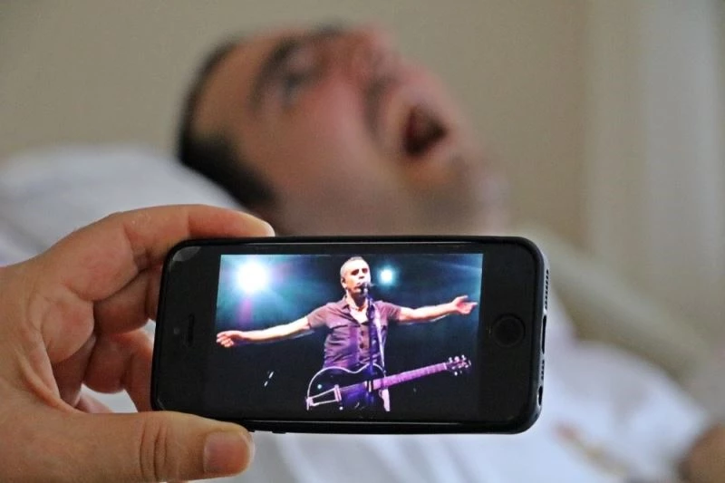 Ölümcül hastalıkla 17 yıldır savaşıyor, sadece Haluk Levent’in şarkılarına tepki veriyor
