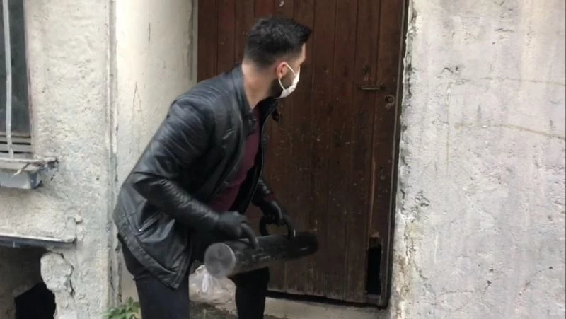 (Özel) Narkotik operasyonunda elektrik panosundan kokain, kanepeden pompalı çıktı
