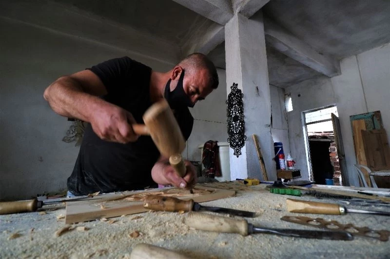 Eski ahşap kapılara sanatıyla hayat veriyor
