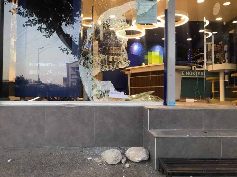 Biri bekledi, diğerleri bir dakikada 100 bin liralık soygun yaptı
