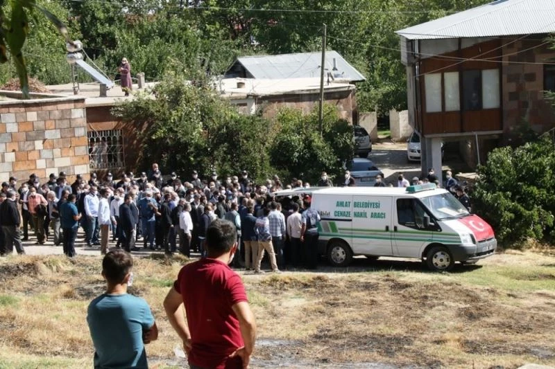 Eski Bakan Zeki Ergezen memleketi Ahlat’ta toprağa verildi
