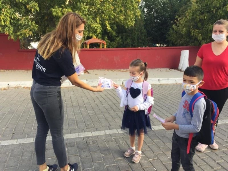 Aydın Büyükşehir Belediyesi küçüklere maske dağıtmaya devam ediyor
