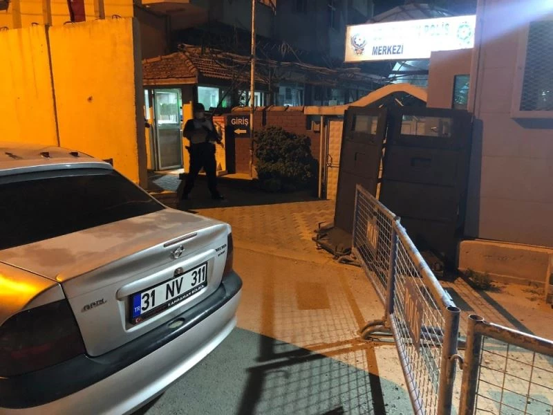 Arkadaşıyla iddiaya girdi, arabayı motosikletin üzerine sürdü
