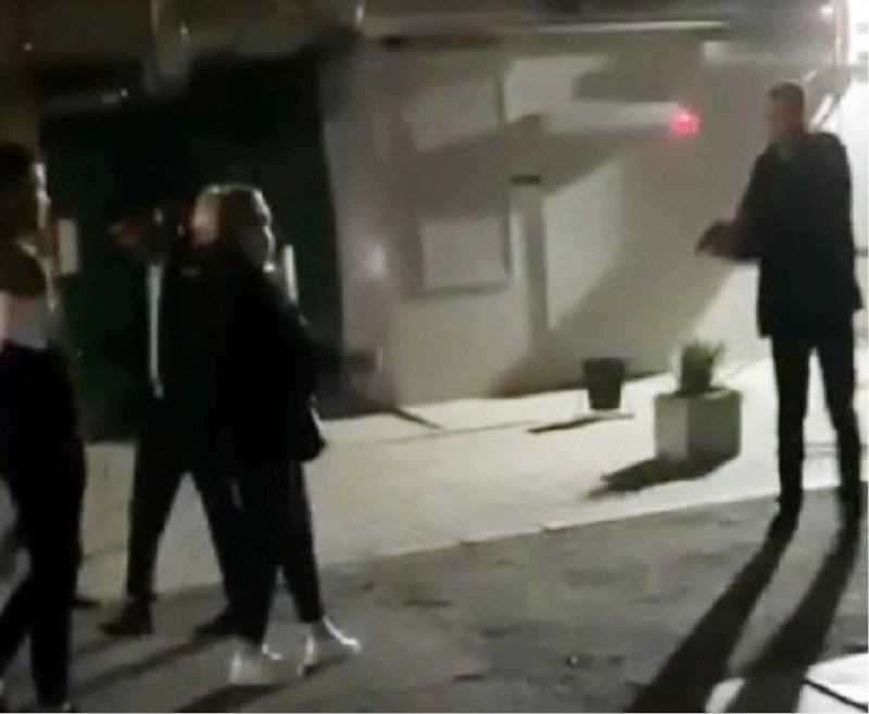 Rusya’da polis üzerine yürüyen genci bacaklarından vurdu
